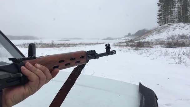 Όπλο Στα Χέρια Ενός Άντρα Πυροβολήθηκε Από Καραμπίνα Χειμώνα — Αρχείο Βίντεο