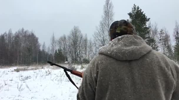 Człowiek Strzela Karabinem Lesie Podczas Polowania Zimie Łowca Rosyjską Bronią — Wideo stockowe