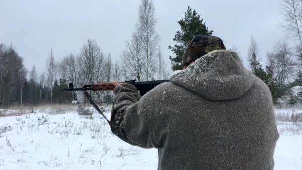 Mann Erschießt Karabiner Wald Bei Der Jagd Winter Jäger Mit — Stockvideo