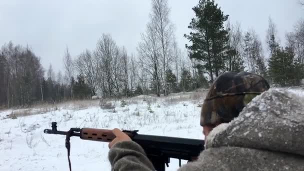 Homem Atira Uma Carabina Floresta Caça Inverno Caçador Com Armas — Vídeo de Stock