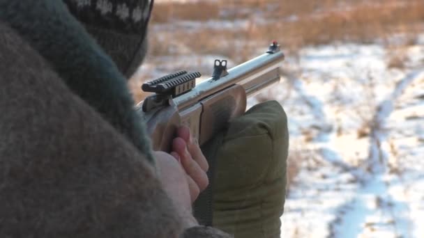 Homem Atira Uma Carabina Floresta Caça Inverno Caçador Com Armas — Vídeo de Stock