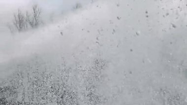 Basınç altında köpüklü güçlü bir jet. Su sıçratan beyaz köpüğün arka planı.