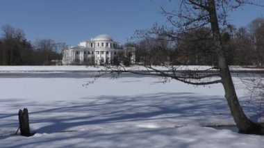St. Petersburg 'daki Neva nehrindeki Yelagin Adası. Yelagin Sarayı 'nın kültür ve eğlence parkının manzarası - şehirde tarihi bir mülk..