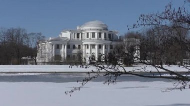 St. Petersburg 'daki Neva nehrindeki Yelagin Adası. Yelagin Sarayı 'nın kültür ve eğlence parkının manzarası - şehirde tarihi bir mülk..