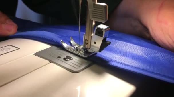 Працівник Зшиває Тканину Швейній Машинці Подряпини Нитку Тканині — стокове відео