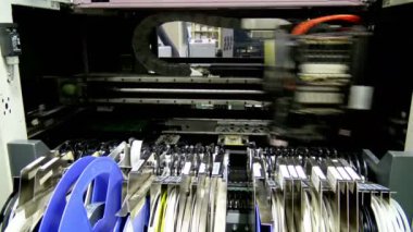 Mikroçiplerin uygulanması için basılı devre kartı üretim robotu. Yazıcı panolarının yazılım çipi ile makine üzerinde hazırlanması.