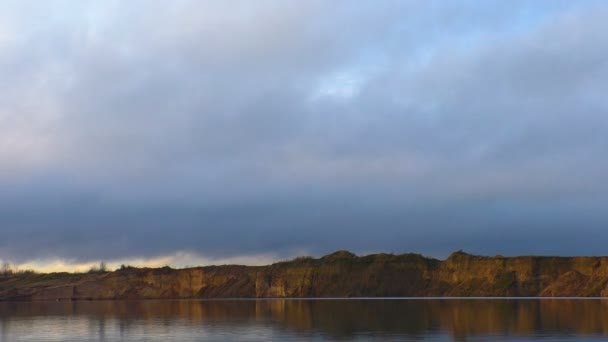 Τοπίο Αντανάκλασης Στη Λίμνη Μιας Απόκρημνης Αμμώδους Ακτής Ηρεμία Θέα — Αρχείο Βίντεο