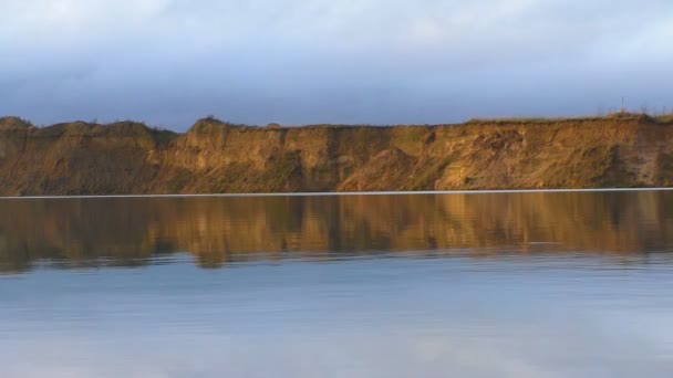 Paisaje Reflexión Lago Una Costa Arenosa Empinada Vista Tranquila Naturaleza — Vídeos de Stock