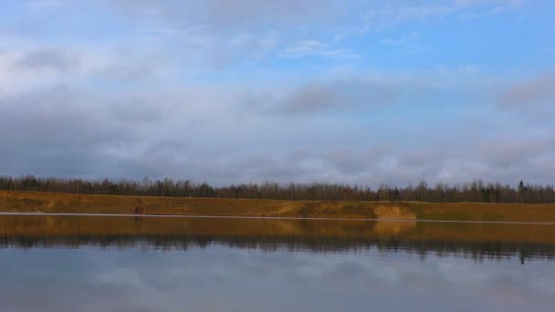 Спокойный Вид Водную Природу Холмы Закате Пейзаж Отражения Озере Крутого — стоковое видео