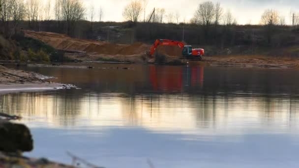 発掘者は湖の採石場で砂を掘る 採掘砂のピット 日没の景色 — ストック動画