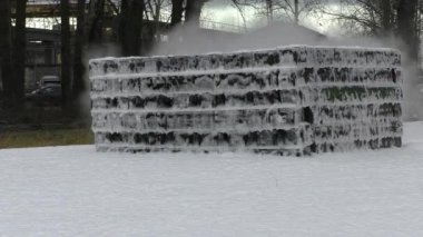 Yanan kutu köpükle söndürülür ve soğutulur. Sıcak ve soğuk buharı.