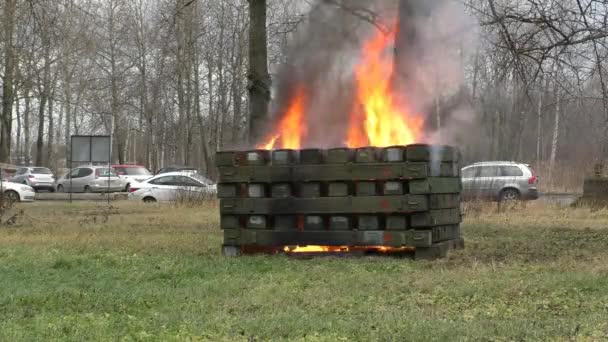 Wooden Box Fire Burning Container Street — Stock Video