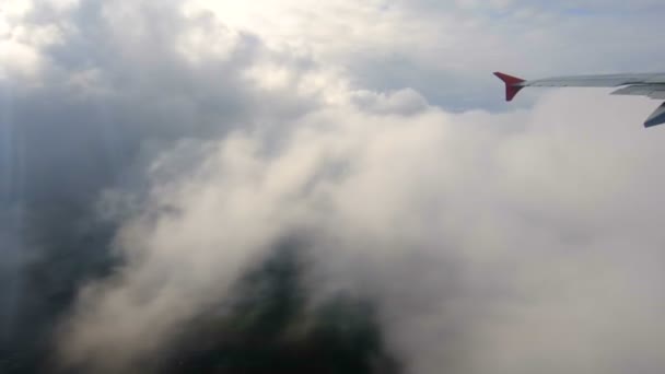 Avião Asa Sobre Grandes Nuvens — Vídeo de Stock