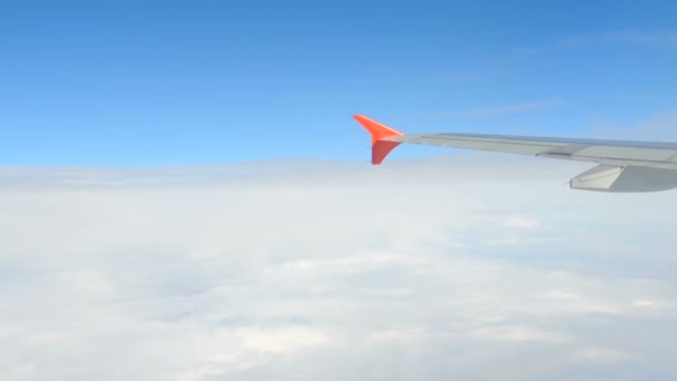 Avião Asa Sobre Grandes Nuvens Nuvens Brancas Fofas Vista Cima — Vídeo de Stock