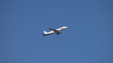 Gökyüzünde Boeing. Yolcu uçağı bulutlara doğru kalkıyor..