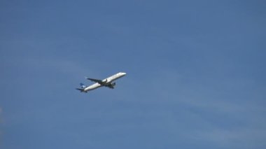Gökyüzünde Boeing. Yolcu uçağı bulutlara doğru kalkıyor..