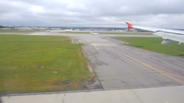 Landung Des Flugzeugs Auf Dem Flughafen Blick Aus Dem Flugzeug — Stockvideo