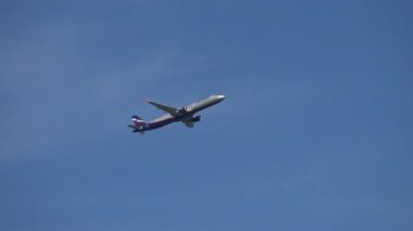 Gökyüzünde Boeing. Yolcu uçağı bulutlara doğru kalkıyor..