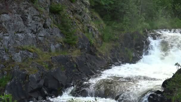 Wild Waterfall Klipporna Vild Natur Högt Stort Och Mäktigt Vattenfall — Stockvideo