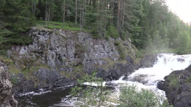 Wild Waterfall Klipporna Vild Natur Högt Stort Och Mäktigt Vattenfall — Stockvideo