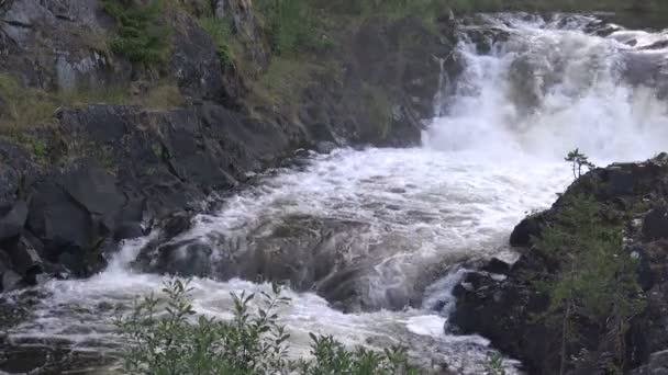 Wild Waterfall Klipporna Vild Natur Högt Stort Och Mäktigt Vattenfall — Stockvideo