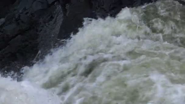 Cascada Salvaje Las Rocas Una Naturaleza Salvaje Gran Poderosa Cascada — Vídeo de stock