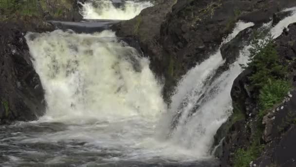 Dziki Wodospad Skałach Dzikiej Przyrodzie Wielki Potężny Wodospad Piękne Lasy — Wideo stockowe