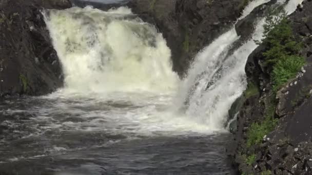 Cachoeira Selvagem Nas Rochas Uma Natureza Selvagem Alta Grande Poderosa — Vídeo de Stock
