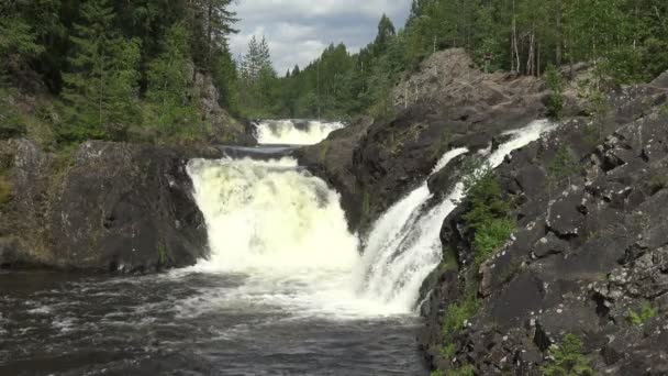 Wild Waterval Rotsen Een Wilde Natuur Hoge Grote Krachtige Waterval — Stockvideo