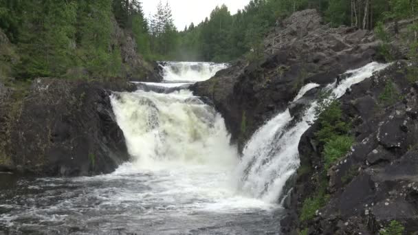 Cascada Salvaje Las Rocas Una Naturaleza Salvaje Gran Poderosa Cascada — Vídeo de stock