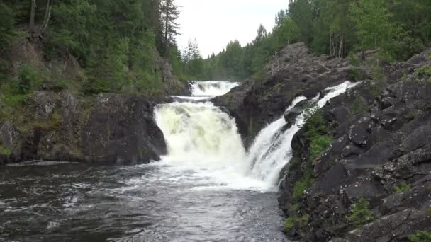 Dziki Wodospad Skałach Dzikiej Przyrodzie Wielki Potężny Wodospad Piękne Lasy — Wideo stockowe