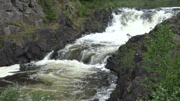 Cascada Salvaje Las Rocas Una Naturaleza Salvaje Gran Poderosa Cascada — Vídeos de Stock