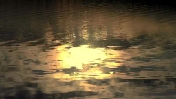 Západ slunce nad vodou v dramatických mracích. — Stock video