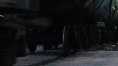 Petrol tankları taşıyan bir trenin tekerlekleri. Malların demiryolu ile taşınması.
