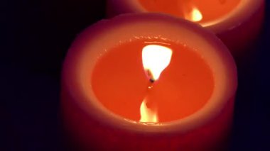 Alevli mumların ateşi. Büyüleyici alevleri yakar.