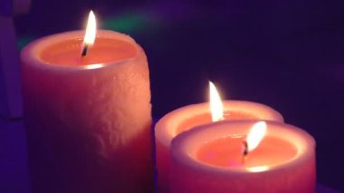 Alevli mumların ateşi. Büyüleyici alevleri yakar.