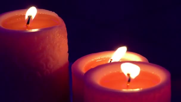Φωτιά Των Φλεγόμενων Κεριών Καίγοντας Τις Μαγευτικές Φλόγες — Αρχείο Βίντεο