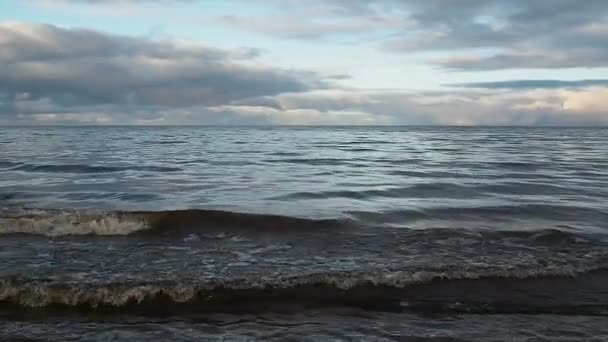 Widok Burzliwego Morza Horyzont Zachodzie Słońca Pianka Surfingowa Myje Brzegi — Wideo stockowe