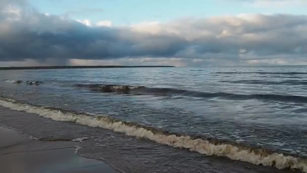 夕日の地平線への嵐の海の眺め 波の嵐の波で海岸を洗うサーフフォーム — ストック動画
