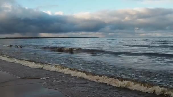 Kilátás Viharos Tengerre Láthatáron Naplementekor Szörfhab Mossa Partokat Viharos Tomboló — Stock videók