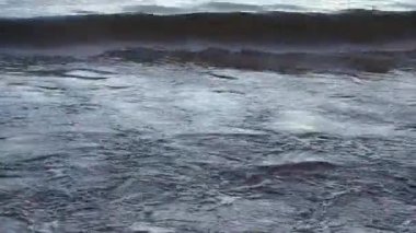 Gün batımında deniz dalgaları. Okyanusun doğası Kuzey suları.