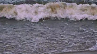 Gün batımında deniz dalgaları. Okyanusun doğası Kuzey suları.