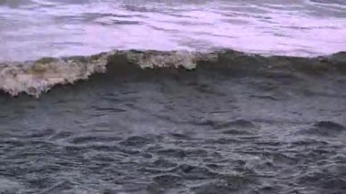 Gün batımında deniz dalgaları. Okyanusun doğası Kuzey suları.