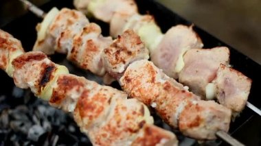 Barbekü eti ateşte ızgarada kızartılır. Dışarıdan kızarmış et..