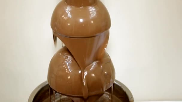 Flytande Choklad Flyter Som Fontän Utsökt Söt Mat Framställning Chokladstiftelse — Stockvideo