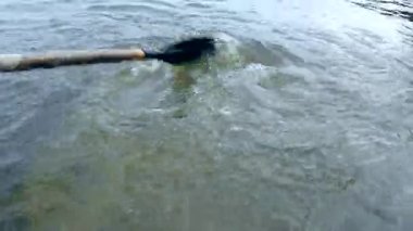 Kürekle kayıkta kürek çekmek. Kürekçinin ellerinde kürek çek. Sudaki küreklerin çırpınışları. Hafta sonları aktif dinlenme.