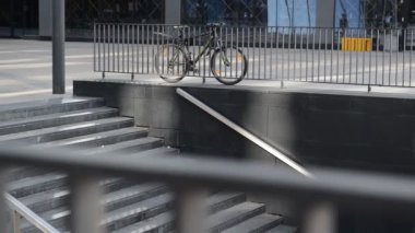 Şehrin kavramsal görüşleri. Şehir mimarisinin ayrıntıları. Bisikletle gidiş gelişler.