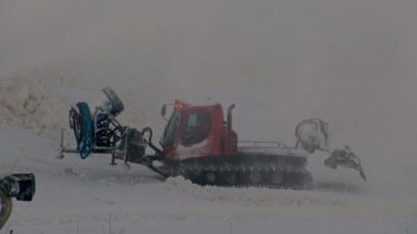 Kar küreme aracı kar yağışı sonrası yolu temizliyor.