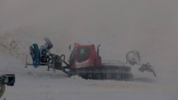 Snowplows zona de esquí despeja el camino después de una nevada. — Vídeos de Stock