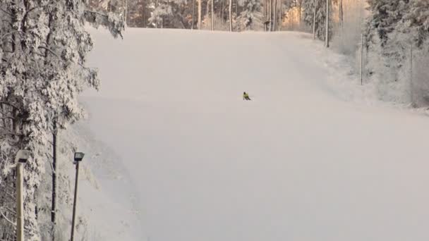 Skiløbere Turister Klatre Skråningen Skilifterne Ved Solnedgang – Stock-video